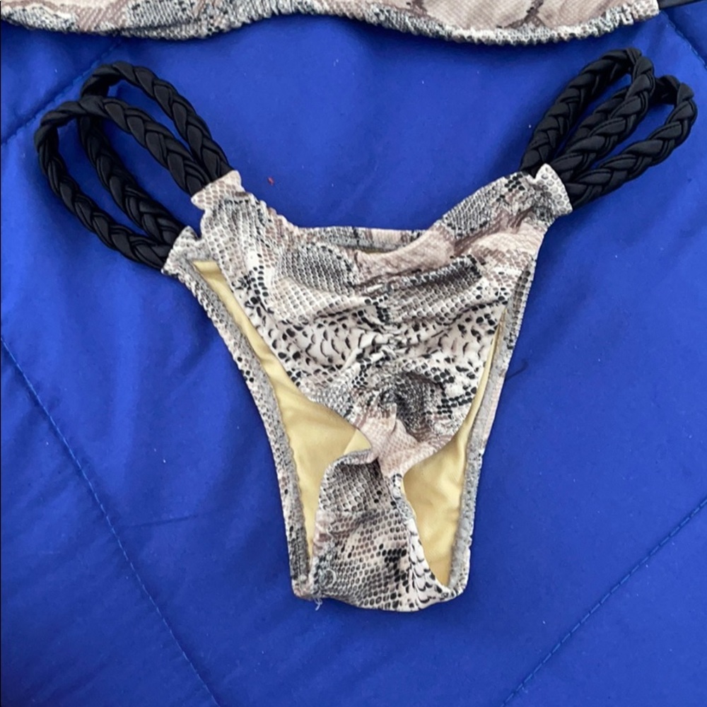 Multiple bikinis - Picture 6 of 10